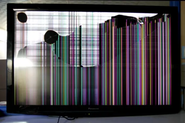 شکستن پنل تلویزیون